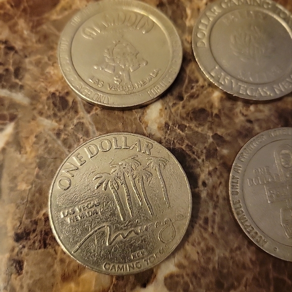 11 Vegas  gaming Tokens 79-92. - Picture 5 of 9